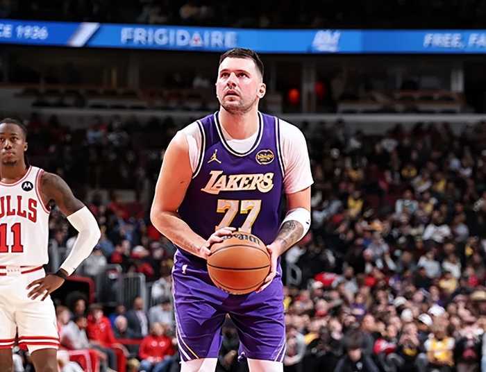 平台推荐-湖人入正轨！东契奇合理出手盘活全队，各配角攻守齐爆侵略性拉满|马库斯-斯玛特|八村塁|卢卡-东契奇|洛杉矶湖人队|杰克·拉拉维亚_新浪体育_新浪新闻